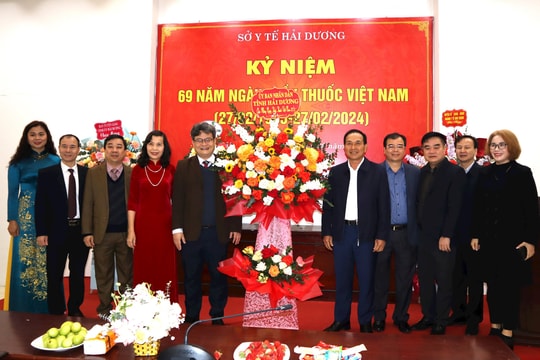 Các đồng chí lãnh đạo UBND tỉnh Hải Dương chúc mừng Sở Y tế nhân Ngày Thầy thuốc Việt Nam 27/2