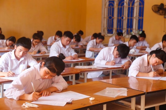 Thấp thỏm chờ đợi môn thứ ba thi vào lớp 10