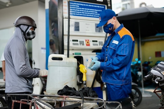 Giá xăng trong nước chiều nay 29/2 có thể tăng nhẹ
