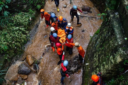 Indonesia tìm thấy 9 người mất tích còn sống sau vụ lở đất nghiêm trọng