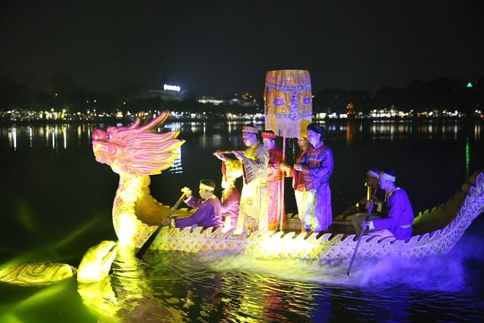 Khởi động tour đêm đền Ngọc Sơn