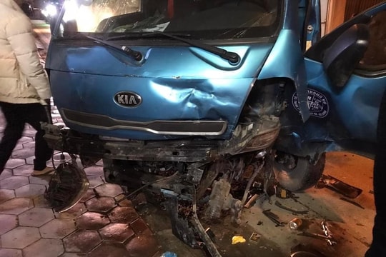 Tai nạn liên hoàn trên phố Mai Hắc Đế, 3 người bị thương