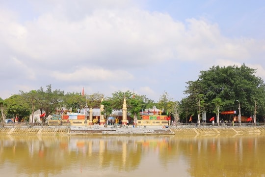 Tạm đình chỉ công việc 2 người nghi "biển thủ" tiền công đức ở đền Ông Hoàng Mười