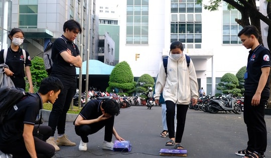 Sinh viên chế tạo thiết bị chuyển năng lượng bước chân thành điện