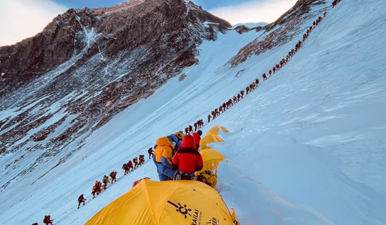 Nepal yêu cầu gắn chip cho người leo núi Everest