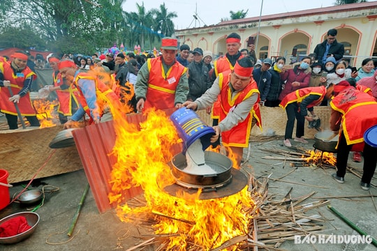 5 giáp thi giã bánh giầy, nấu chè kho tại lễ hội đền Cao An Lạc