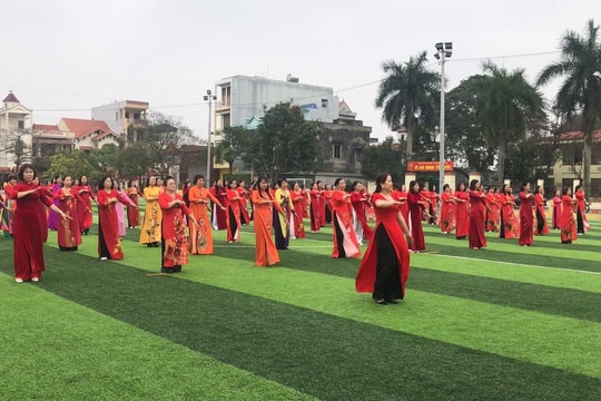 Gần 200 phụ nữ phường Thanh Bình đồng diễn áo dài