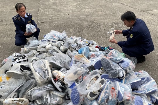 Phát hiện 300 đôi giầy thể thao giả nhãn hiệu Nike tại cửa hàng của anh Đinh Thế Luân ở Nam Sách