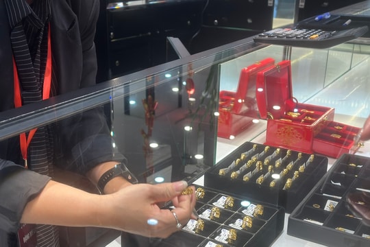 Hôm nay 4/3, giá vàng nhẫn lại neo cao kỷ lục