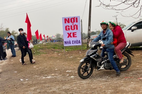 Thu tiền vé trông giữ ô tô ở chùa Muống quá cao