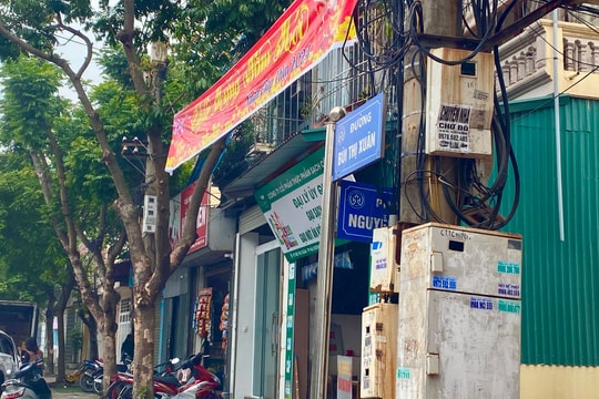Cột điện che khuất biển tên phố Nguyễn Bình