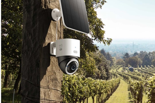 Camera 4K xoay 360 độ, sạc 2 tiếng dùng cả tháng