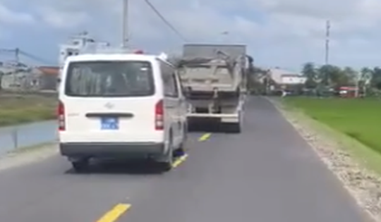 Phú Yên phạt tiền, tước giấy phép lái xe tải không nhường đường cho xe cứu thương