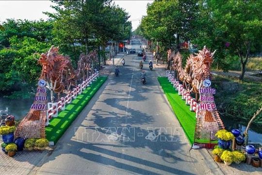 Hai linh vật Rồng lắp ghép từ lu, hũ gốm nung thủ công được xác lập kỷ lục Việt Nam