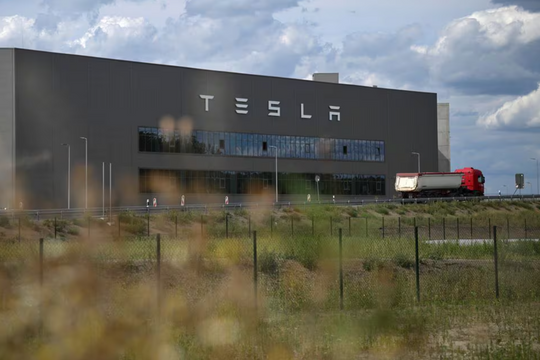 Nhà máy Tesla ở Đức tạm dừng sản xuất sau vụ nghi phóng hỏa