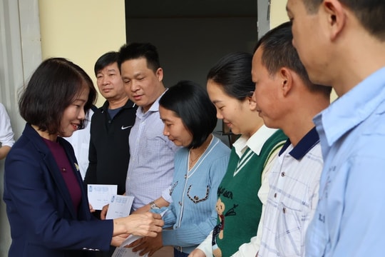 Hỗ trợ đột xuất đoàn viên, người lao động Công ty Hoàng Lê bị cháy kho, xưởng sản xuất