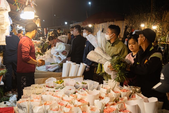 Chợ hoa tươi lớn nhất Hà Nội nhộn nhịp suốt đêm trước ngày 8/3