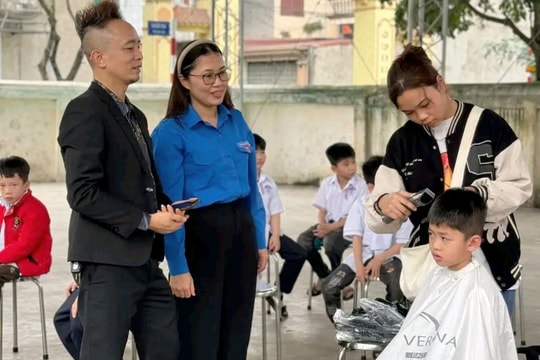 Hơn 200 học sinh thị xã Kinh Môn được cắt tóc miễn phí