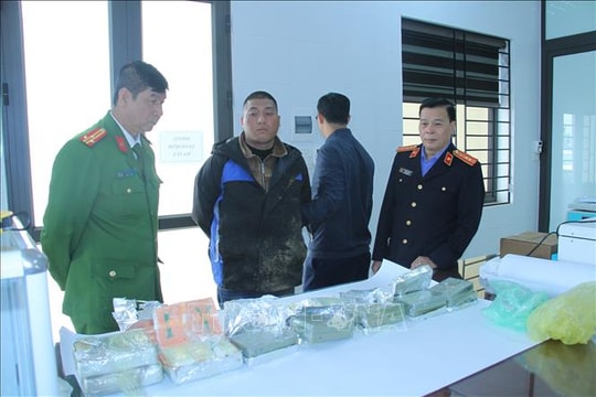 Bắt giữ đối tượng vận chuyển 10 bánh heroin, 24.000 viên ma túy tổng hợp ở Lào Cai