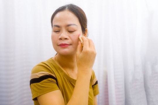 Những phụ nữ trang điểm không gương