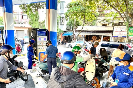 Giá xăng trong nước cùng giảm, RON95-III còn 23.557 đồng mỗi lít