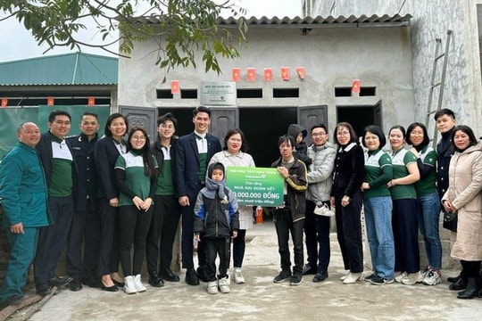 Vietcombank Hải Dương trao tặng 5 nhà “đại đoàn kết” tại Lạng Sơn