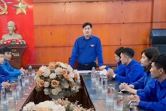 Bí thư Đoàn xã Bình Xuyên Hoàng Trọng Nhân trả lại tiền cho người chuyển khoản nhầm