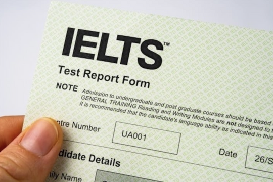 Việt Nam có dừng thi IELTS trên giấy như hai quốc gia Đông Nam Á?