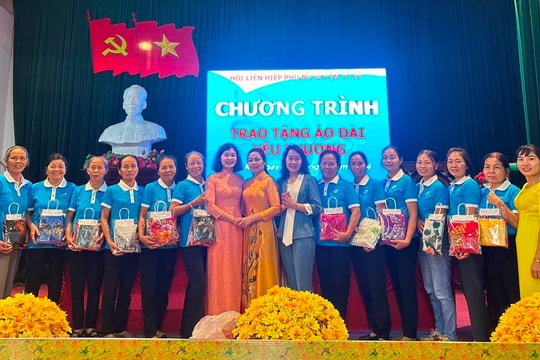 Tứ Kỳ trao tặng 120 bộ áo dài cho phụ nữ, công nhân nữ khó khăn