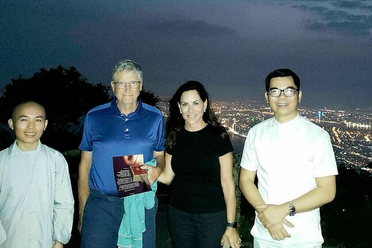 Cuộc thưởng trà của tỷ phú Bill Gates trên đỉnh Bàn Cờ