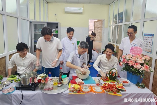 Nam giới Bệnh viện Phục Hồi chức năng Hải Dương vào bếp trổ tài nấu ăn chúc mừng các đồng nghiệp nữ