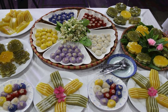 Công nhân Công ty TNHH Long Hải thi làm bánh