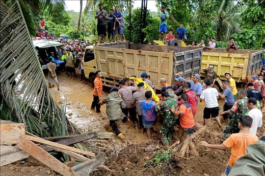 Lũ quét, lở đất ở Indonesia làm ít nhất 20 người chết và mất tích