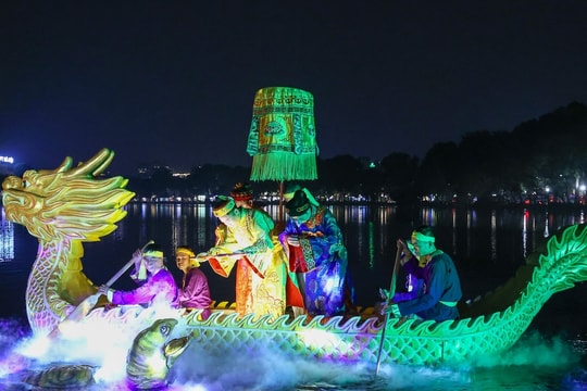 Ấn tượng cảnh Lê Lợi trả gươm báu trên hồ Gươm trong tour đêm đền Ngọc Sơn