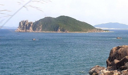 Hòn đảo thuộc về hai tỉnh đang dần hấp dẫn du khách