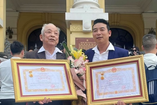 Hai cha con nghệ sĩ Đức Tống, Đức Thiện được phong tặng Nghệ sĩ Ưu tú trong một ngày