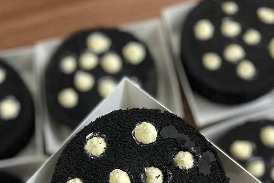 Loại bánh độc lạ nhìn như viên than tổ ong "gây sốt"