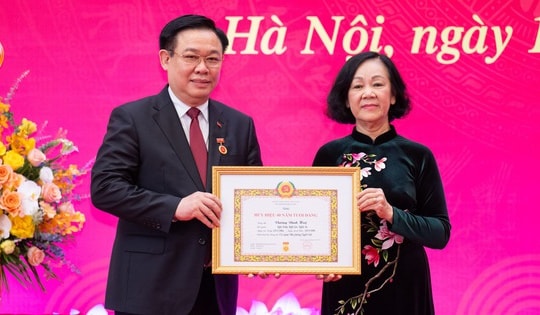 Chủ tịch Quốc hội Vương Đình Huệ nhận Huy hiệu 40 năm tuổi Đảng
