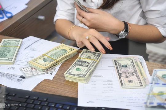 Giá USD tự do lên 25.700 đồng