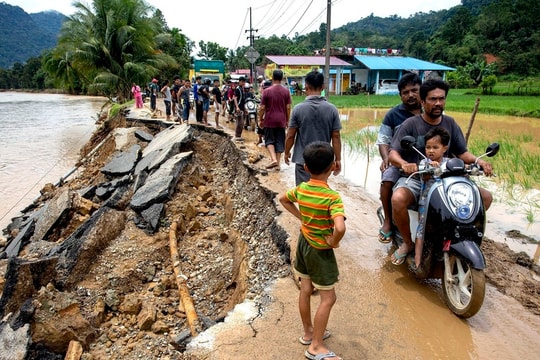 19 người thiệt mạng và hơn 70.000 người phải sơ tán do lũ lụt, lở đất ở Indonesia
