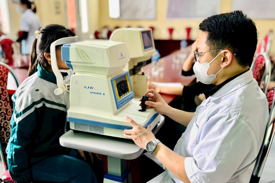 Sàng lọc tật khúc xạ học đường cho học sinh ở Kinh Môn