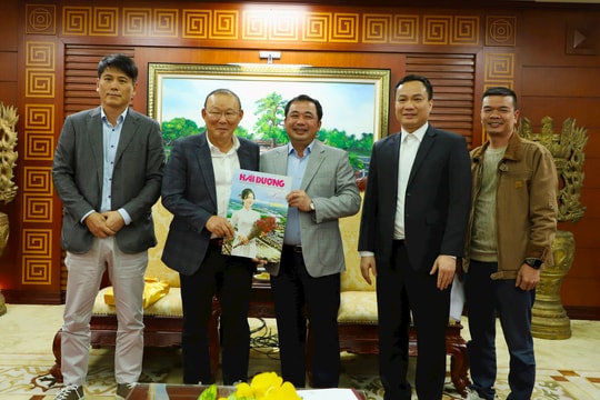 Tặng ông Park Hang-seo ấn phẩm báo Hải Dương xuân Giáp Thìn 2024