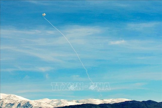 Hezbollah phóng hơn 100 quả rocket vào các vị trí quân sự của Israel