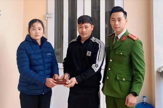 Chị Trần Thị Phấn ở Nam Sách trả lại chiếc ví nhặt được sau buổi gặp mặt 8/3