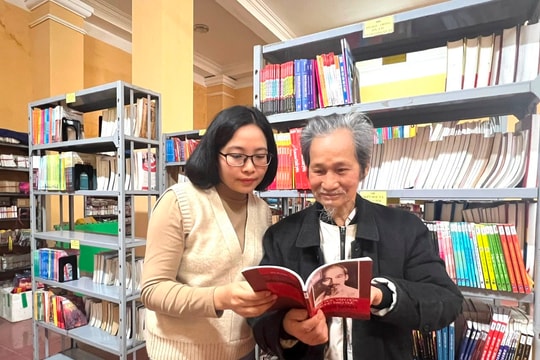 Những người già ham đọc sách