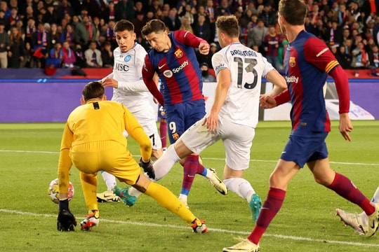 Lewandowski đưa Barca vào tứ kết Champions League