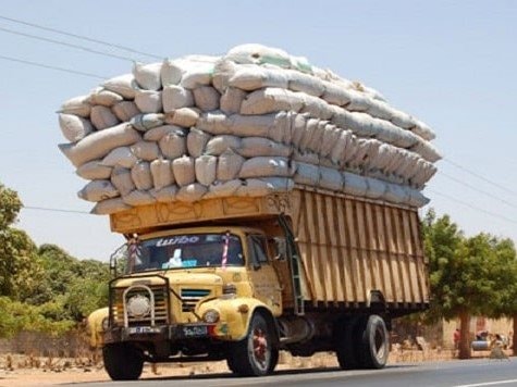 Chủ xe và lái xe ở thị trấn Gia Lộc bị phạt gần 50 triệu đồng do chở hàng quá tải