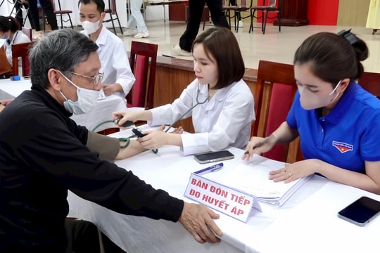 Thành đoàn Hải Dương phối hợp khám bệnh tình nguyện, tặng quà người có công