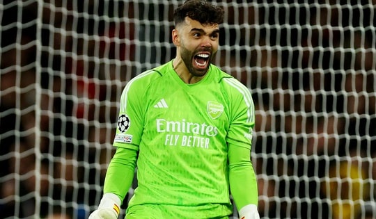 Arsenal vào tứ kết Champions League sau loạt luân lưu cân não