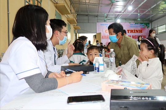 Tuổi trẻ Tứ Kỳ phối hợp tổ chức khám bệnh miễn phí cho học sinh tiểu học